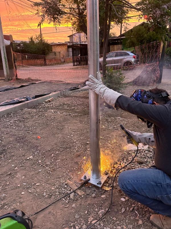 Instalación de poste de alumbrado público